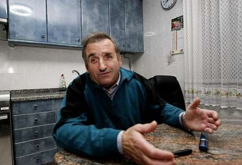 José Muiños, ayer en A Lama, aún sigue sufriendo las consecuencias de la explosión.