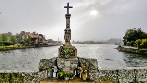 Cruceiro sobre el puente viejo de A Ramallosa.