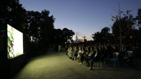 Muchos vecinos se acercaron al parque para no perderse la proyección del documental sobre su construcción.