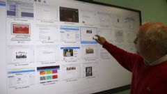 Fernando Vieito, profesor y director del CEIP Monte dos Postes (Santiago), comprueba con E-Dixgal el contenido en el que est trabajando cada alumno de su clase