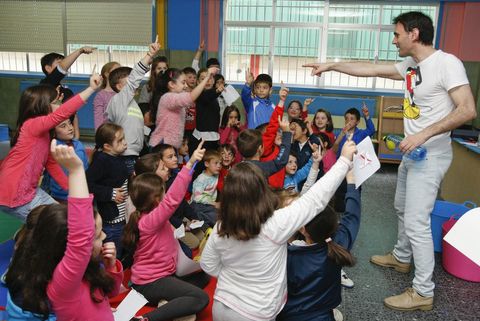 <span lang= es-es >Jorge Mira</span>. El fsico bais realiz un experimento con los escolares del colegio de Gndara-Sofn, quienes le hicieron un mural para agradecerle la vista. Los nios realizaron muchas preguntas que el cientfico respondi con paciencia. 