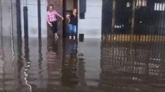 Vecinos afectados por las inundaciones en Avilés
