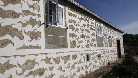 En la casa de �nxel Rodr�guez P�rez (en Ralle, Taboada), los esgrafiados fueron restaurados siguiendo los dise�os originales, que estaban muy deteriorados 