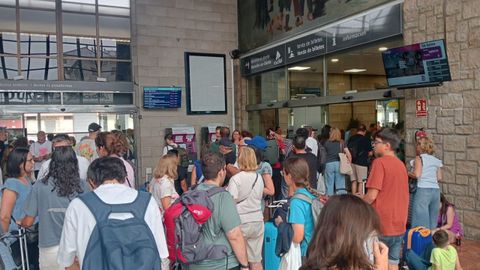Pasajeros en el interior de la estación de tren de Ourense debido a la cancelación de la trenes por los incendios, en una imagen de este martes.