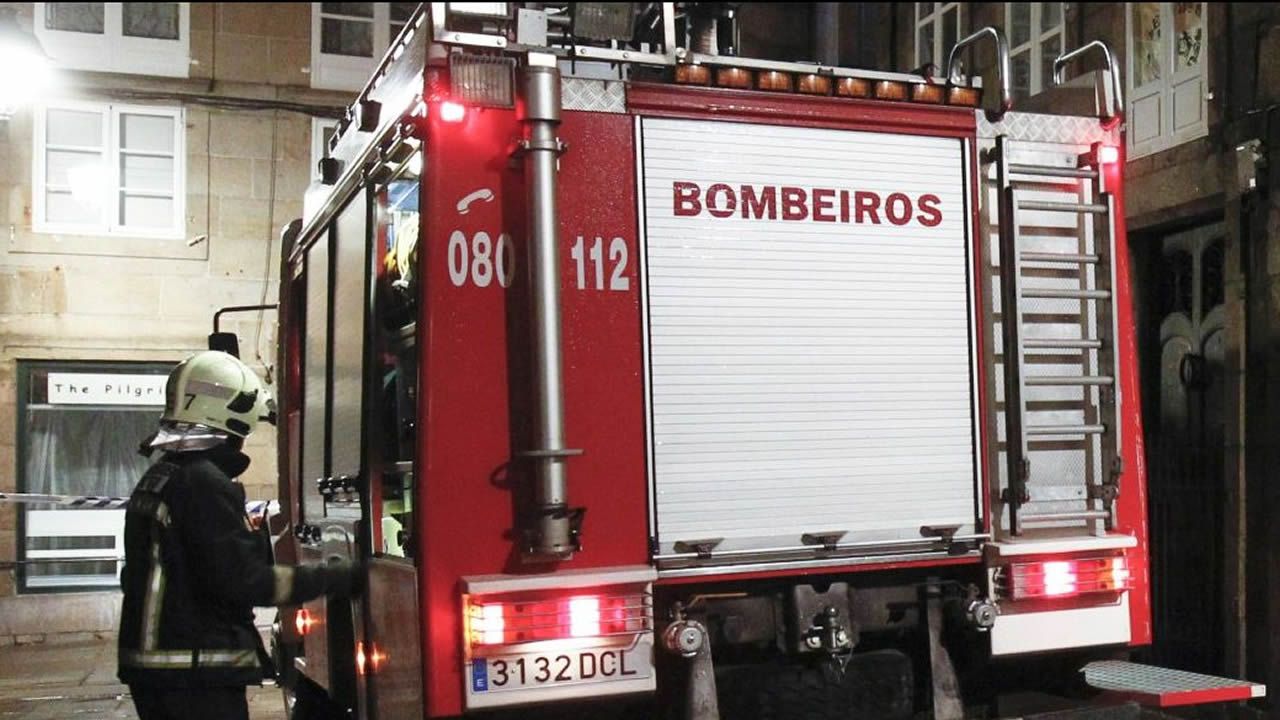 Los Bomberos de Santiago rescatan a un bebé que se quedó encerrado en un coche