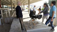 Los entornos hospitalarios, asignatura pendiente. Pese a la prohibici�n expresa de fumar en los recintos sanitarios, lo cierto es que las colillas y la gente fumando son constantes