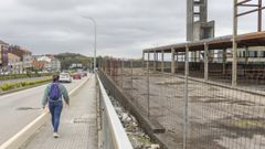 Imagen de la avenida del Cruceiro da Corua, con la estructura abandonada del que haba de ser el parque comarcal de bomberos y que se aprovechar para crear el espacio juvenil y de creacin cultural A Factora