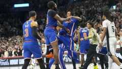 Los jugadores de los Knicks celebran su triunfo sobre San Antonio Spurs en el Frost Bank Center.