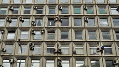 Un trabajador, instalando el servicio de aire acondicionado en un edificio de Mosc� (Rusia)