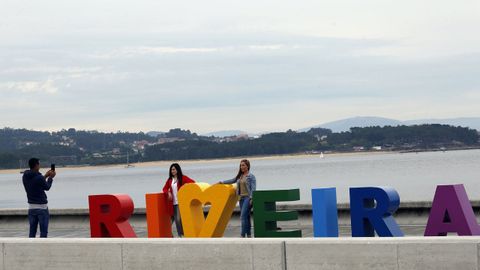 Las letras de colores de Ribeira tambin son un lugar en el que es habitual ver a gente haciendo fotografas