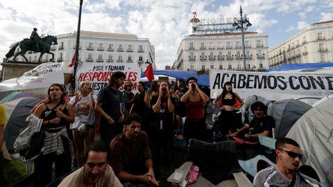 Algunos de los manifestantes acampados en la Puerta del Sol de Madrid