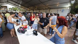 Muchos comensales en la pista polideportiva de A Imende alrededor del mediod�a