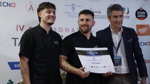 Adrián Pérez y Alejandro Merlán, del café Vanessa de Ferrol, recogiendo la mención especial del jurado de la cuarta edición del Campeonato de Tapas y Pinchos de Galicia.
