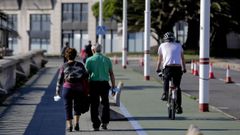Viandantes en el paseo maritimo coru��s.
