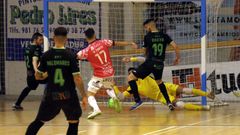 Pirata, remachando un bal�n contra el Legan�s