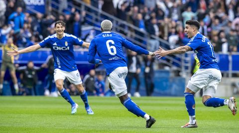 Oier Luengo y Colombatto celebran con Sibo el 1-0 del Oviedo al Tenerife