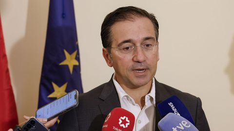 El ministro de Asuntos Exteriores, José Manuel Albares, hace declaraciones a los medios en Luxor, en la última jornada del viaje de Estado que los reyes de España realizan a Egipto.