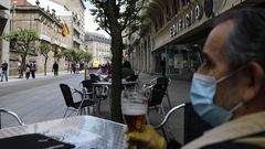 Un cliente, disfrutando de una ca�a en la terraza de un bar de la calle del Paseo, respetando las distancias de seguridad