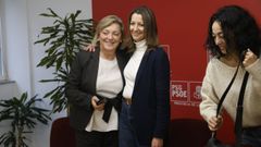Lara M�ndez se abraza a Paula Alvarellos, en presencia de Ana Abelleira, tras la rueda de prensa