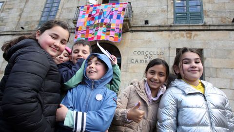 En Cambados houbo lectura de manifesto e colgouse un cartel conmemorativo feito de ganchillo por escolares do concello