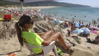 Una socorrista, ayer en la playa de Donios, en Ferrol, atestada de baistas