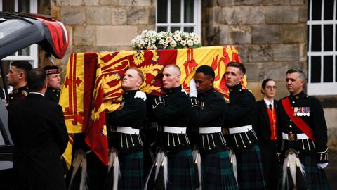 El fretro de Isabel II es introducido en el palacio de Holyrood