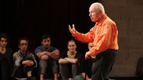 Docencia. Peter Brook, impartiendo un seminario a jóvenes valores del teatro en una imagen que recoge el documental «El funambulista. Clase magistral de Peter Brook» (2012), filme que dirigió en el 2012 su hijo Simon Brook.