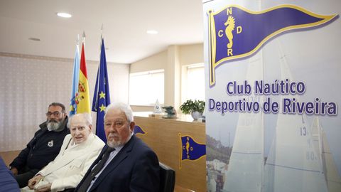 El presidente de la Real Federacin de Vela Gallega, Manuel Villaverde, impone a Ramiro Carregal la medalla de oro de la Federacin 