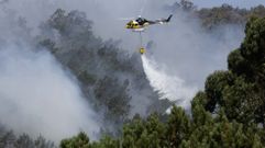 Un helicóptero sobrevolando montes de Ponteceso este mes de agosto