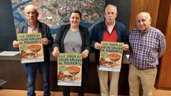 Representantes de la asociaci�n O castro, de Mourente, con la concejala de Promoci�n Econ�mica, en la presentaci�n de  la Festa do Caldo