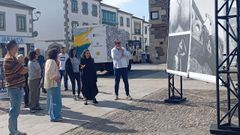 A exposici�n �Tradi� da fot�grafa barallesa Esther L�pez fixo parada na praza do concello de Portomar�n nun Mercedes 407D cl�sico.