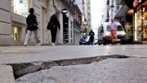 Desnivel en una de las piedras que forman parte del pavimento protegido de la calle Real