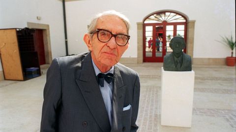 Gonzalo Torrente Ballester, en el centro cultural que lleva su nombre en Ferrol.