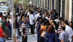 Cola de inmigrantes colombianos ante el edificio del Rectorado para solventar tr�mites legales. 