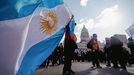  Una persona sostiene una bandera de Argentina durante una manifestacin este mircoles en Plaza Congreso, en Buenos Aires. 