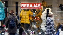 Imagen de archivo de  un peque�o comercio de Santiago en el inicio de las rebajas de invierno.