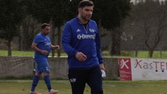 Rub�n Acebedo, entrenador del Celta Barreiros, dirigiendo a los suyos.