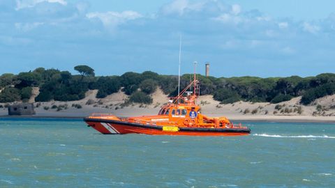 Una embarcacin de Salvamento Martimo vigila el paso de hermandades en Sanlcar de Barrameda, en Cdiz