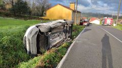 Un  coche acab� volcado en el arc�n tras colisionar con otro en Insua