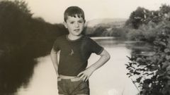 Jos� Luis Mascare�as, xunto � r�o Arnoia, cando era un neno