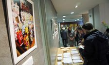 Votantes en el centro social del Ensanche, en el que durante la ma�ana lleg� a haber colas. 