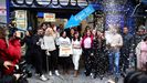 Celebraciones en la administraci�n de Do�a Manolita, que ha vendido parte del Gordo