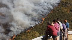 Imagen de archivo del incendio declarado en Larouco, mientras ascenda sin control por el can del ro Soldn hacia O Courel.