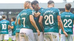 Jes�s Bernal y H�ber Pena celebran un tanto en el estadio de A Malata.