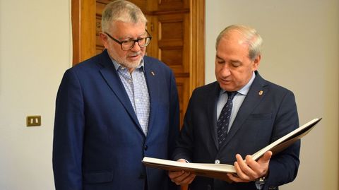 Edgar Closs, a la izquierda, con el alcalde de Monforte y presidente de la Diputacin de Lugo, Jos Tom