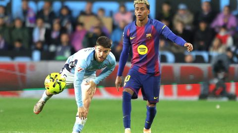 Lamine Yamal, junto a Sergio Carreira, en una accin del Celta-Barcelona del domingo.