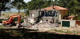 La casa, situada en Calcoba, fue demolidade en junio del 2009 por orden judicial.