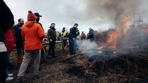 Los agricultores y ganaderos hicieron hogueras con rulos de paja, ruedas y ramas de �rboles