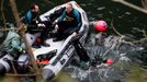Agentes de la Guardia Civil junto a la lancha utilizada en el embalse de Arb�n en el que apareci� el cuerpo de la gijonesa de 43 a�os Paz Fern�ndez Borrego