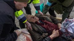 Un hombre herido es evacuado en la localidad de Irp�n, cerca de Kiev